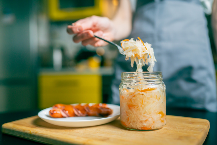 Fermentált ételekA kefir, joghurt, savanyú káposzta és kimchi támogatják a bélflórádat, amely közvetlen kapcsolatban áll a hangulatoddal a bél-agy tengelyen keresztül.