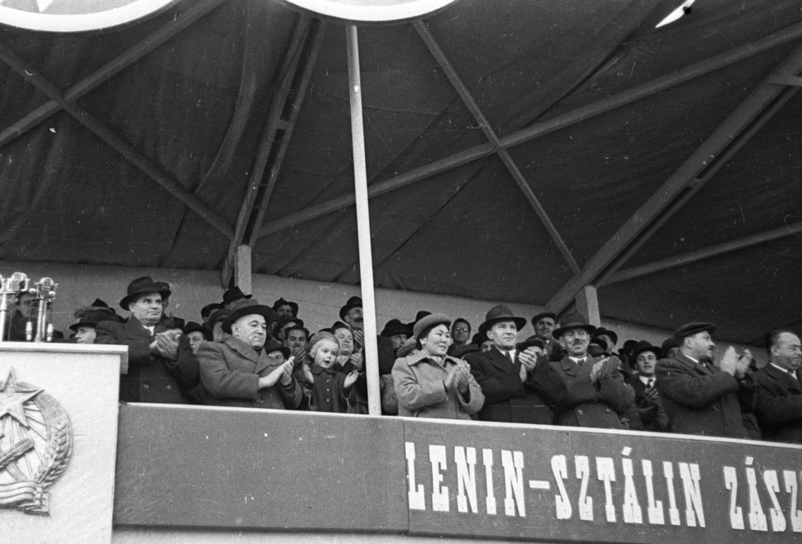 Az Árpád (Sztálin) híd avatására épített tribün. Elöl balról: Dobi István, Rákosi Mátyás és felesége, Fenya Fjodorovna Kornyilova, Kádár János, Drahos Lajos, Kovács István, Vas Zoltán