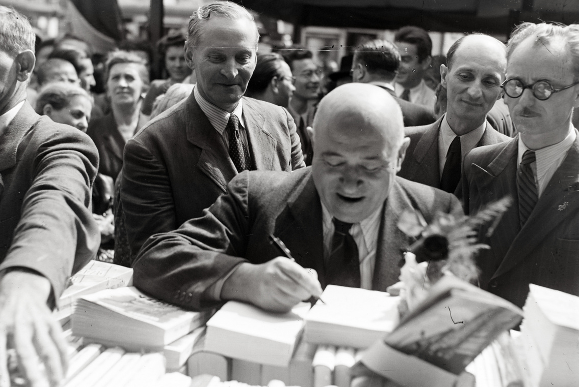 Rákosi Mátyás dedikál, mögötte Dálnoki Miklós Béla. A felvétel Az első szabad magyar könyv­nap nyitónapján, 1945. július 12-én készült