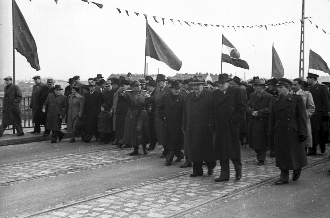 A felvétel az Árpád (Sztálin) híd avatásakor készült. Bal szélen karonfogva Rákosi Mátyás és felesége, Fenya Fjodorovna Kornyilova