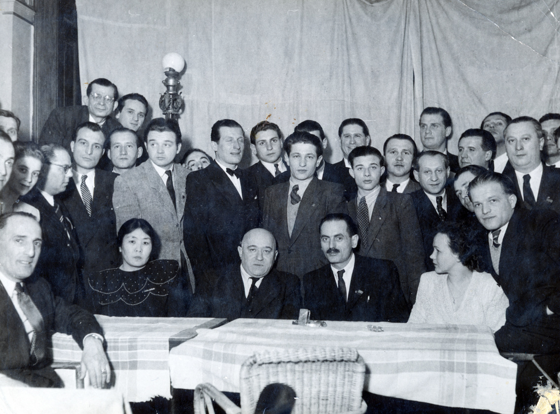 Az asztalnál Korbacsics Pál, a Vasas főtitkára ül, tőle balra Rákosi Mátyás, mellette felesége, Feodora Fjodorovna Kornyilova