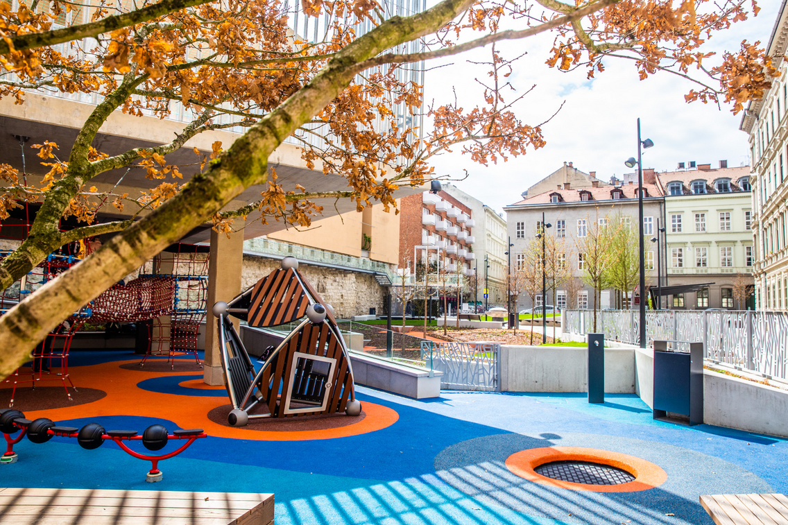 A Bástya park, nem sokkal átadását követően