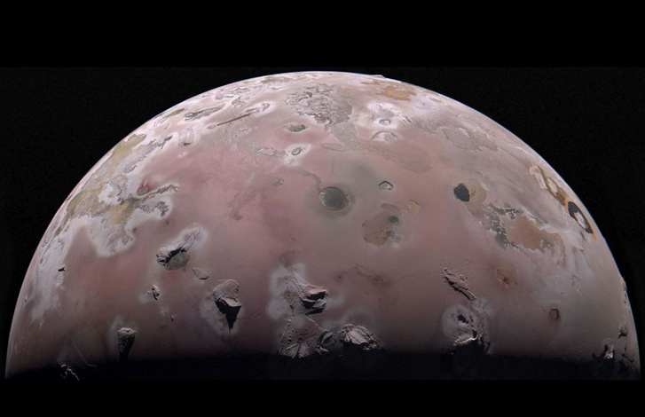 A NASA Juno űrszondája által 2023. december 30-án készített kép az Io északi-sarki régiójáról