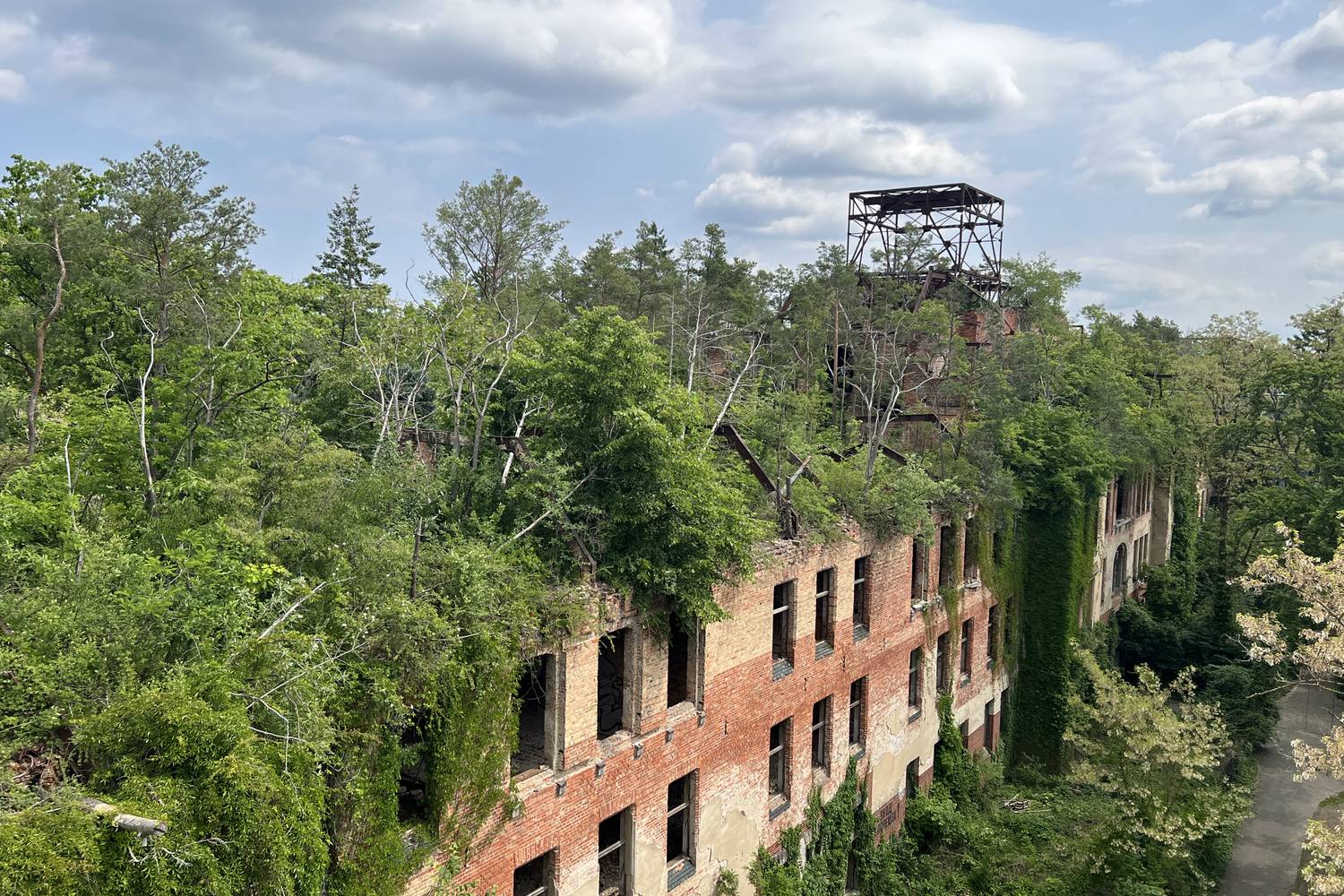 A Beelitz-Heilstätten tuberkulózis szanatóriumként épült, ez a hatalmas kórházkomplexum Berlin délnyugati részén, 30 mérföldre található. A második világháború alatt nácik, az 1990-es évekig pedig a szovjet hadsereg katonáinak kezelésére használták.