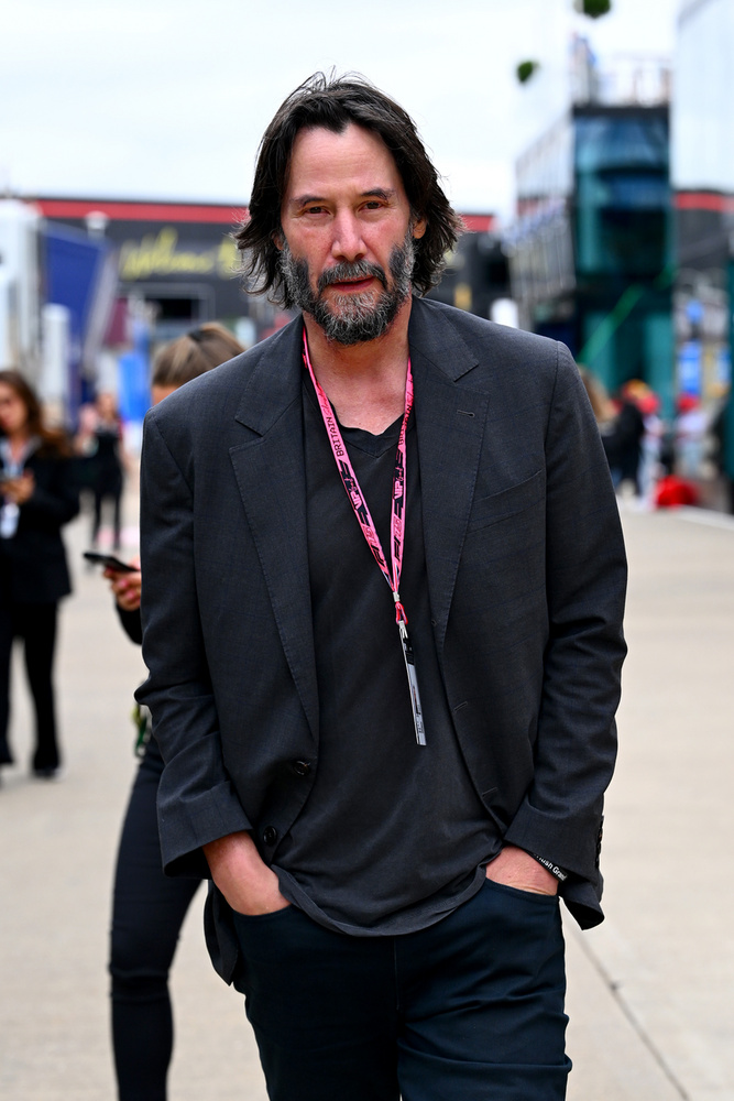 Keanu ReevesA színész gyerekkorában, amikor New Yorkba költöztek, a dadájával együtt láttak egy szellemszerű, üres öltönyt lebegni az ajtó előtt