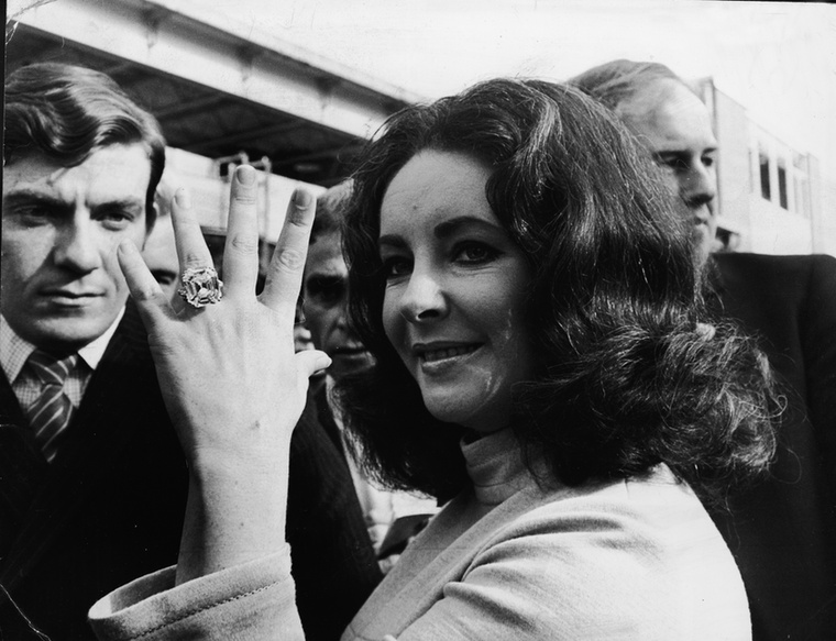 Elizabeth Taylor gyémántgyűrűje33.19 karátos Asscher-csiszolású gyémánt, amelyet Richard Burton ajándékozott Elizabeth Taylornak, 2011-ben 8,8 millió dolláros (nagyjából 3,3 milliárd forint) áron kelt el egy aukción