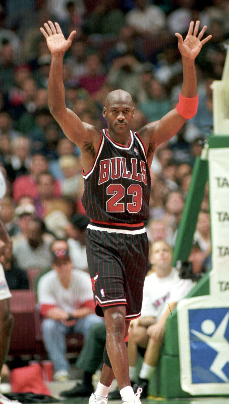 Michael Jordan Nike Air ShipsA kosárlabdázó legenda, Michael Jordan első, 1984-85-ös NBA szezonjában viselte ezt a lábbelit