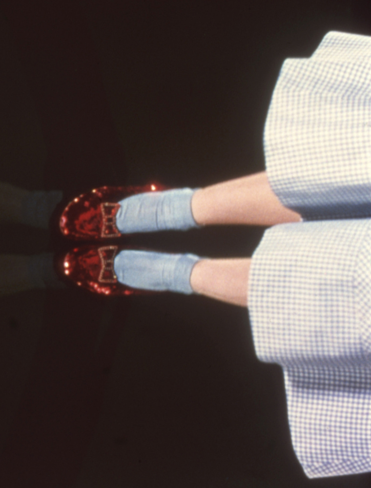 Judy Garland piros cipője az Óz, a csodák csodájábólA legendás filmben Dorothy karaktere viselte, és a filmtörténet egyik legismertebb kelléke