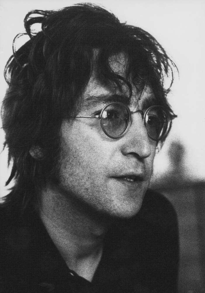 John Lennon kerek napszemüvegeA Beatles legendás zenésze által viselt, a Lennon-féle kerek napszemüveg a 60-as és 70-es évek ikonikus divatkiegészítőjévé vált