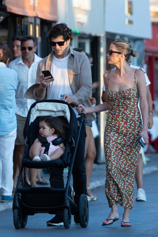 A Hazug csajok társasága színésznője, Ashley Benson és férje, Brandon Jack James Saint-Tropezben vakációzik, ahol közös gyermekükkel indultak el fagyizni.