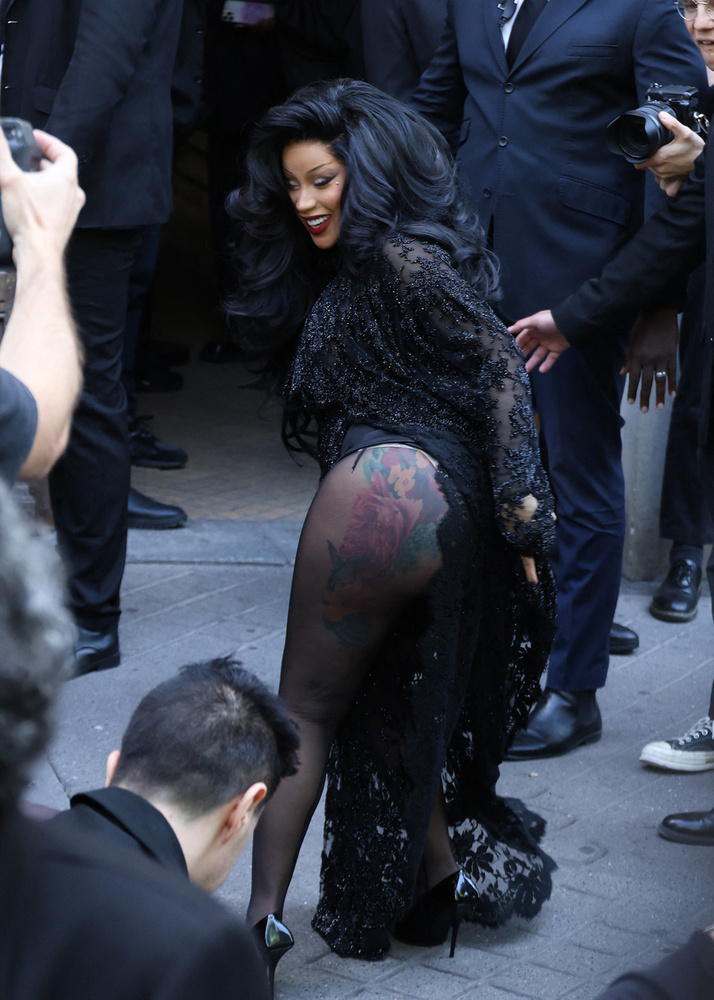 Cardi B szintén az egyik vendége volt a Balenciaga divatbemutatónak, ahova egy csupa fekete ruhában érkezett