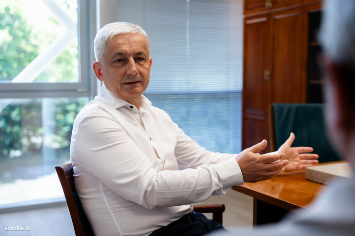 Prof. Dr. Magoss Endre, a Faipari Mérnöki és Kreatívipari Kar dékánja
