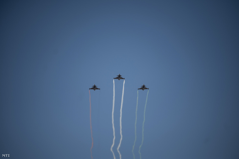JAS 39 Gripen repülőgépek köteléke a Magyar Honvédség Altiszti Akadémiáján végzett katonák eskütételi ünnepsége közben a budapesti Hősök tere felett. (Fotó: MTI/Balogh Zoltán)