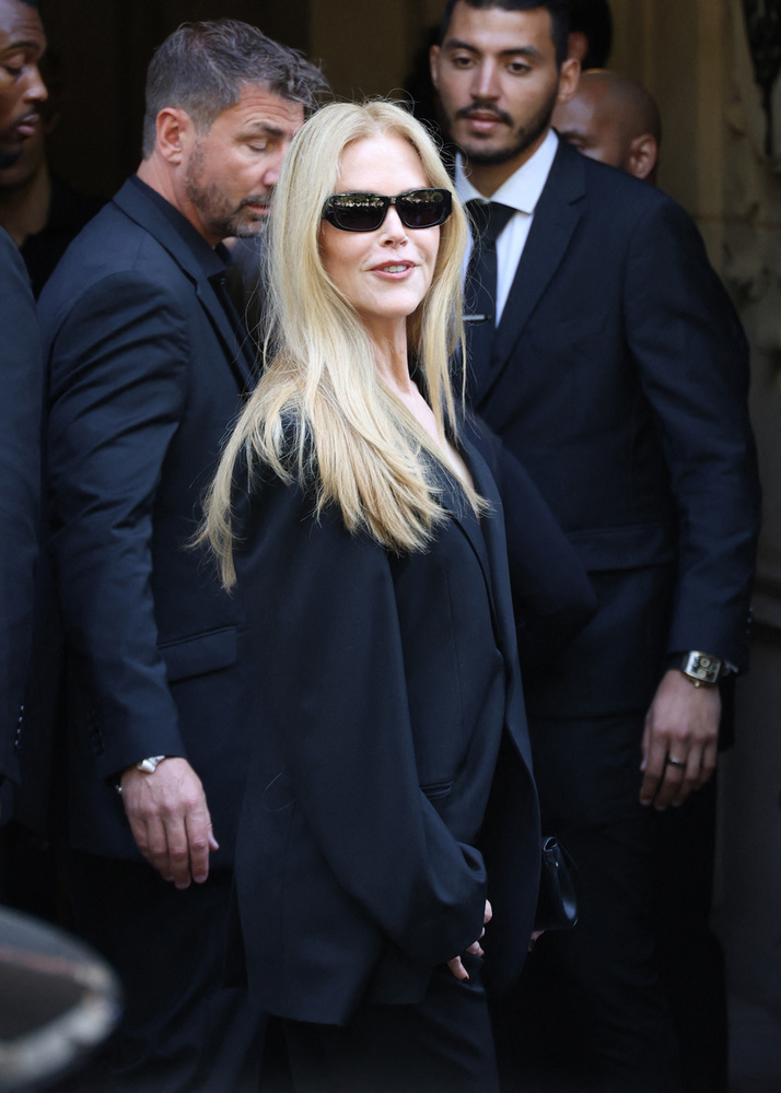 Nicole KidmanA színésznő nem vitte túlzásba a kiöltözést a Balenciaga bemutatójára, azonban teljesen fekete öltönyszettje és napszemüvege remek kontrasztot teremtett világos színű haja és bőre között.