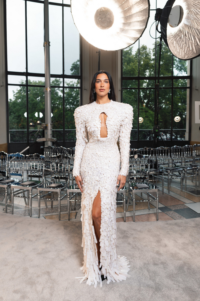 Dua LipaAz énekesnő már számos alkalommal bebizonyította, hogy nemcsak a zeneiparban, de a divat világában is megállja a helyét