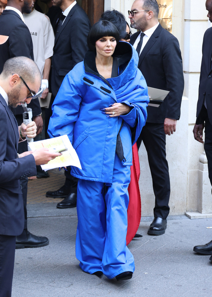 Lisa RinnaA 62 éves énekesnő tulajdonképpen egy kék síelős ruhát választott ki a Balenciaga bemutatójára, amihez egy extrém formára vágott, fekete színű parókát párosított