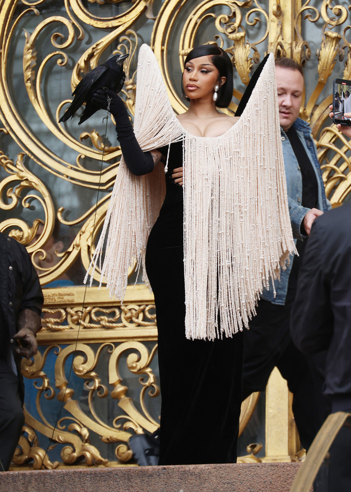 Cardi BA rapper nemcsak különleges szabású ruhájával és óriási dekoltázsával keltette fel a figyelmet a Schiaparelli showja előtt, hanem kiegészítőjével is