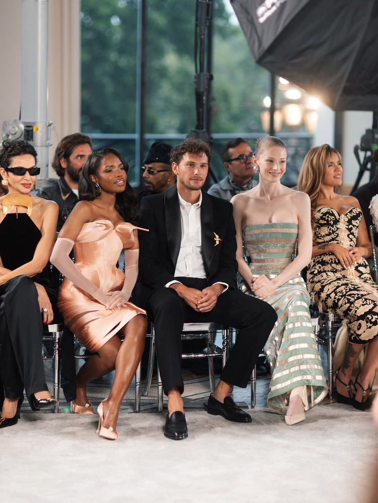 A Schiaparelli bemutatója hemzsegett a hírességektől: az első sorban ült például Farida Khelfa, Ryan Destini, Cooper Koch, Hunter Schafer és Karol G is, akik egytől egyig fantasztikusan festettek.