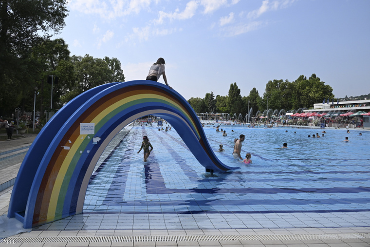 A kedvezmény számos népszerű budapesti strandon igénybe vehető heti vagy havi egyszer. (Fotó: MTI/Koszticsák Szilárd)