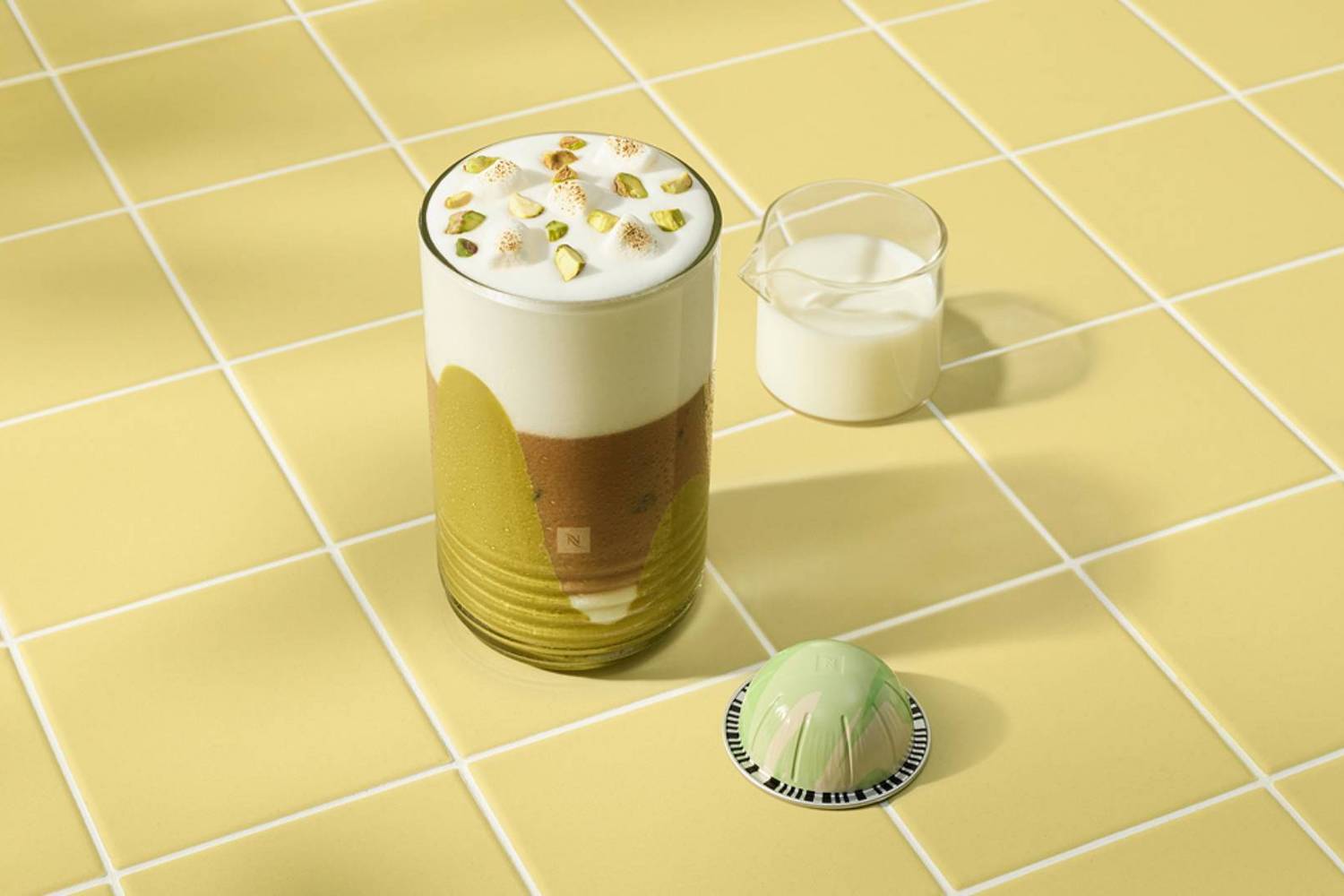 A kávé is mennyei pisztáciás ízesítéssel: próbáld ki ezt a hűsítő jelegs lattét!