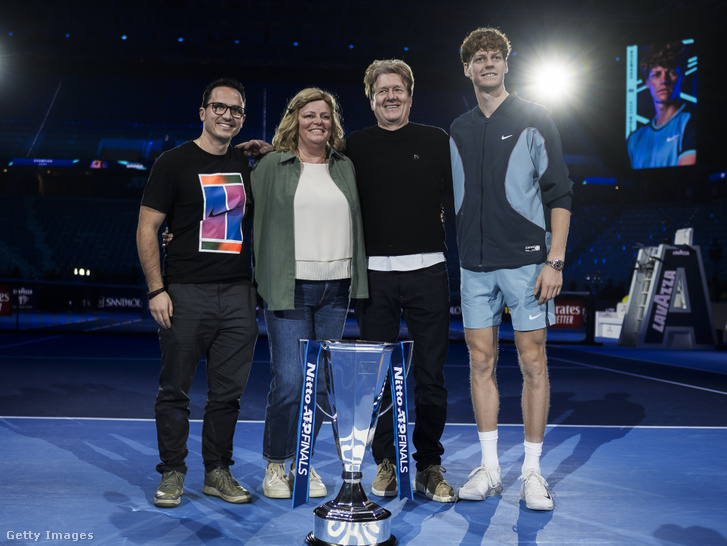 Jannik Sinner (j) testvérével, Mark Sinnerrel (b) édesanyjával, Siglinde Sinnerrel és édesapjával, Hanspeter Sinnerrel a trófea mellett
