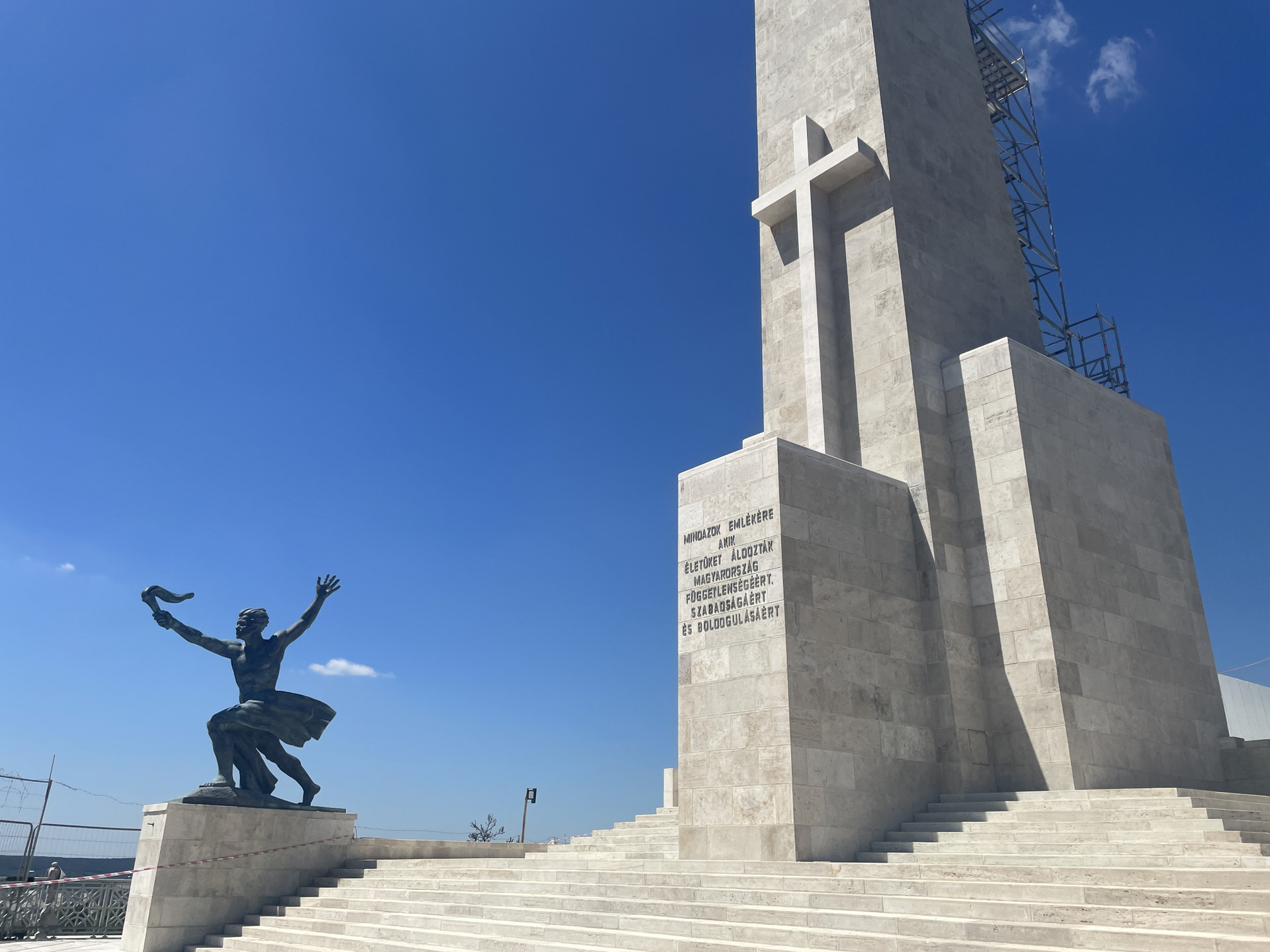 A kereszt ellen a Főváros és az alkotó örökösei is tiltakoztak