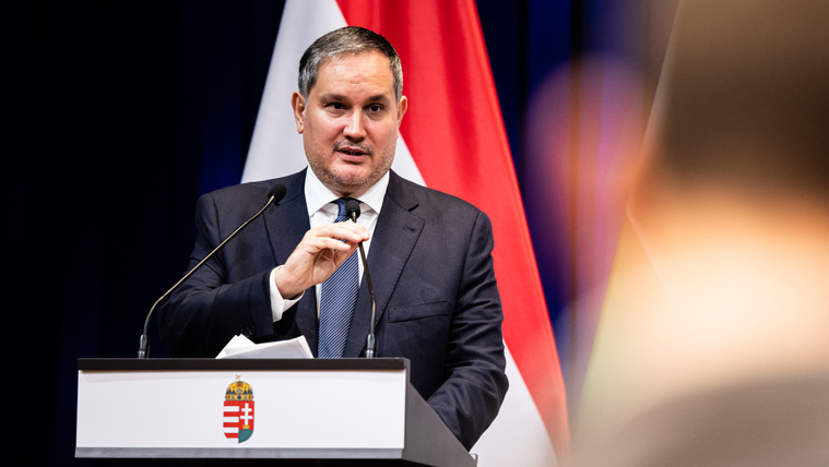 A reptéren fotózták le Nagy Mártont, a&nbsp;leköszönő miniszter békésen falatozott a váróban