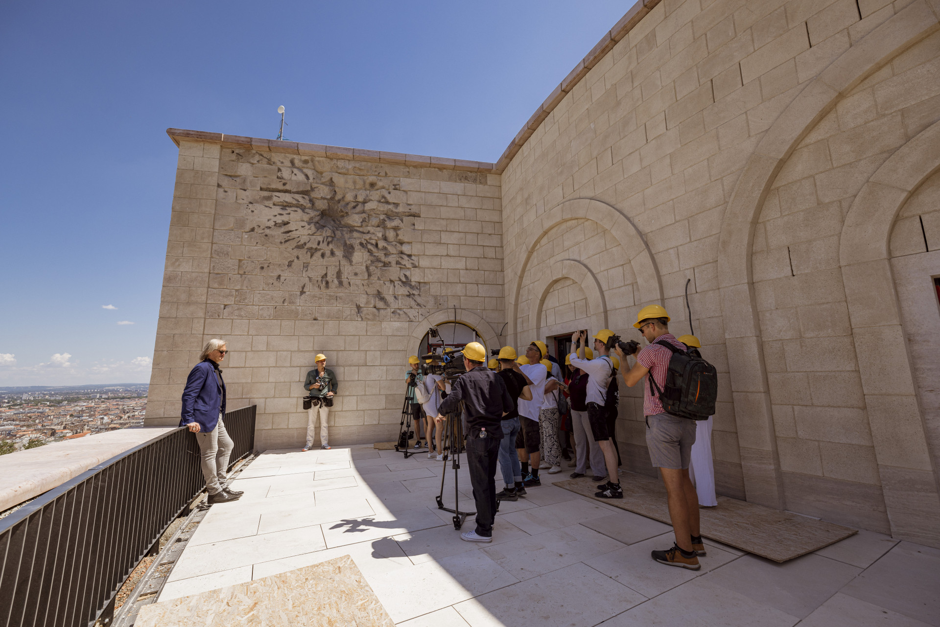 A szovjet bomba becsapódásának helyét kövenként szedték szét és helyezték át a nyugati udvarba