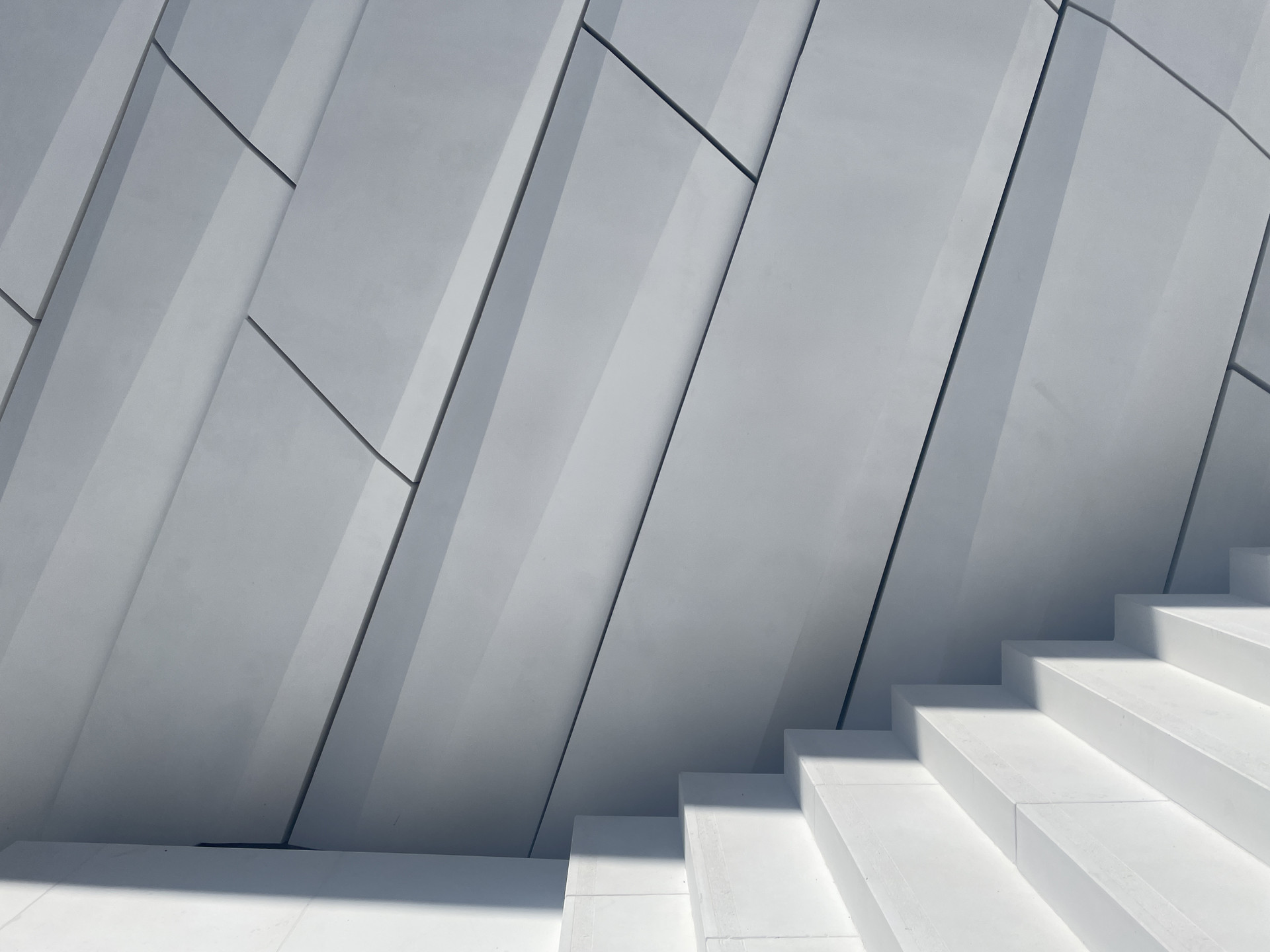 A vakító fény miatt kihívás felmenni a lépcsőkön