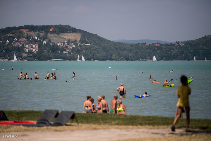 Nyaraló emberek a Balatonnál