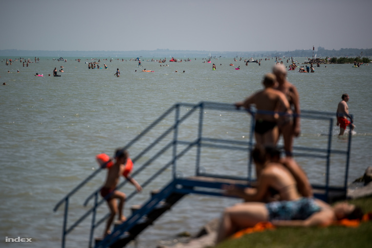 Fürdőzők a Balatonnál