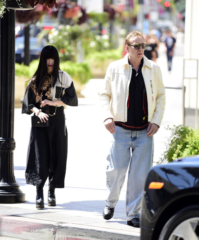 A 61 éves Nicolas Cage, és felesége, a 30 éves Riko Shibata Los Angelesben lépett együtt utcára