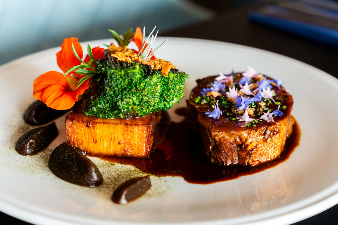 Mangalicatarja búzavirág- és sarkantyúkadíszítéssel, amelyek egyenesen a kertből érkeztek