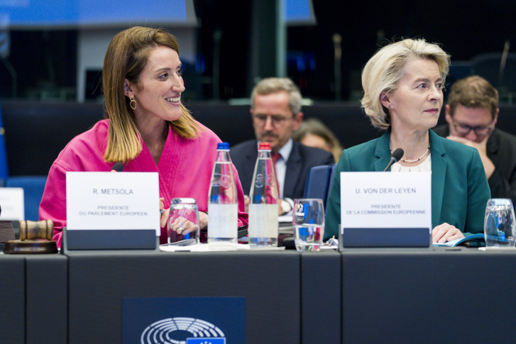 Az Európai Parlament elnöke, Roberta Metsola (balra) és az Európai Bizottság elnöke, Ursula von der Leyen (jobbra) az Európai Bizottság elnök az EP Elnökök értekezletén a többéves pénzügyi keretről szóló egyeztetésén Strasbourgban 2025. július 8-án