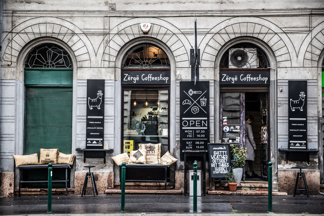 A Zërgë Coffeeshop előtt kevés az ülőhely, de az emeleti galérián el lehet férni