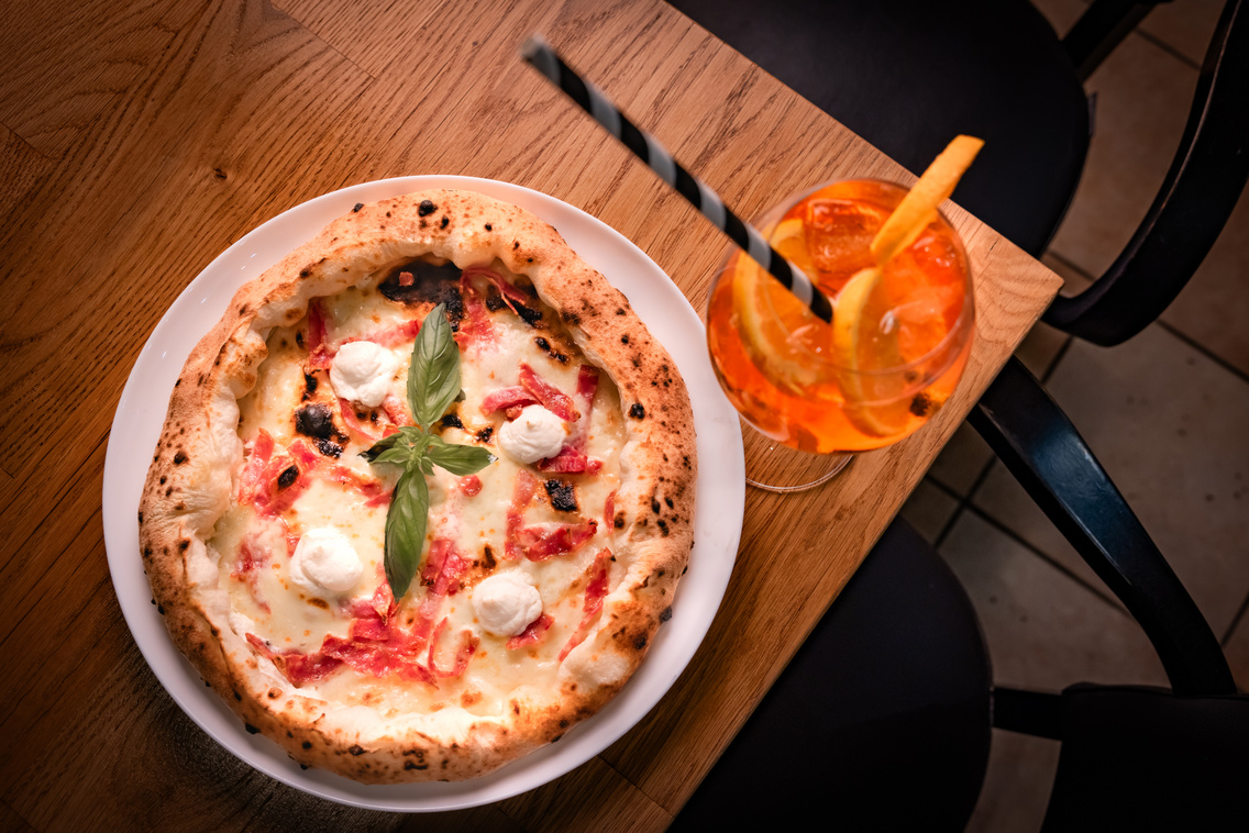 A Fermento pizzáinak a széle is mennyei, pláne egy Aperol Spritz társaságában