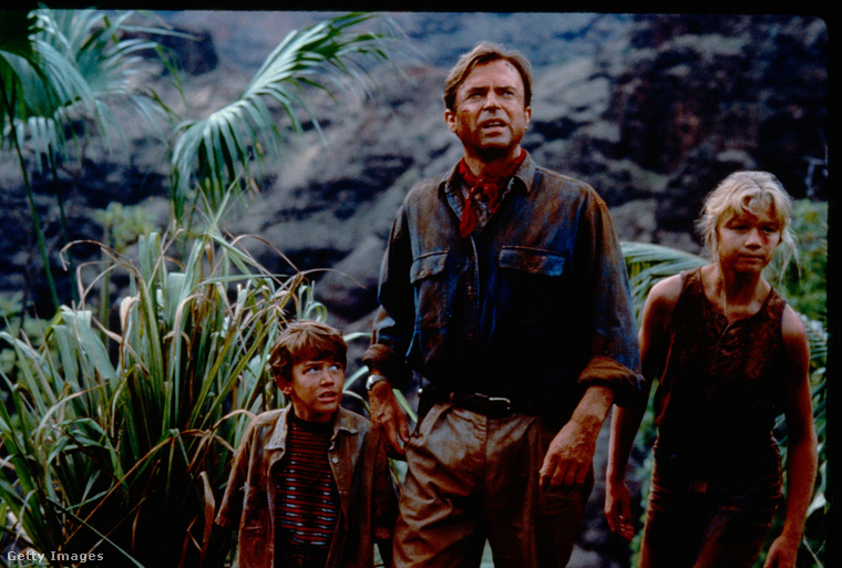 Sam Neill (középen), Joseph Mazzello (balra) és Ariana Richards (jobbra) a Jurassic Park forgatásán. (Fotó: Murray Close / Getty Images Hungary)