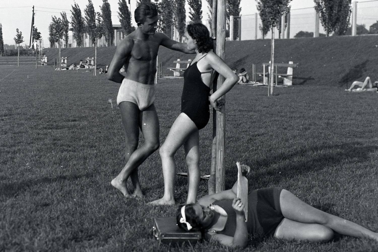 A 40-es években már majdnem olyan merész fürdőruhákat hordtak a strandon, mint napjainkban. (Tungsram Strand, 1943.)