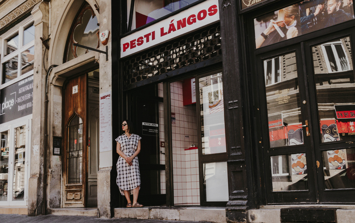 Sára tervei szerint a fekete rács pirosra lesz festve a közeljövőben