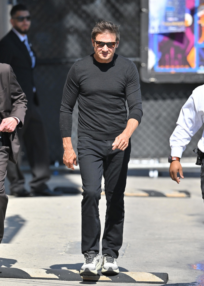 Jeremy RennerA Marvel Sólyomszeme Los Angelesben tűnt fel a Jimmy Kimmel Live stúdiójánál