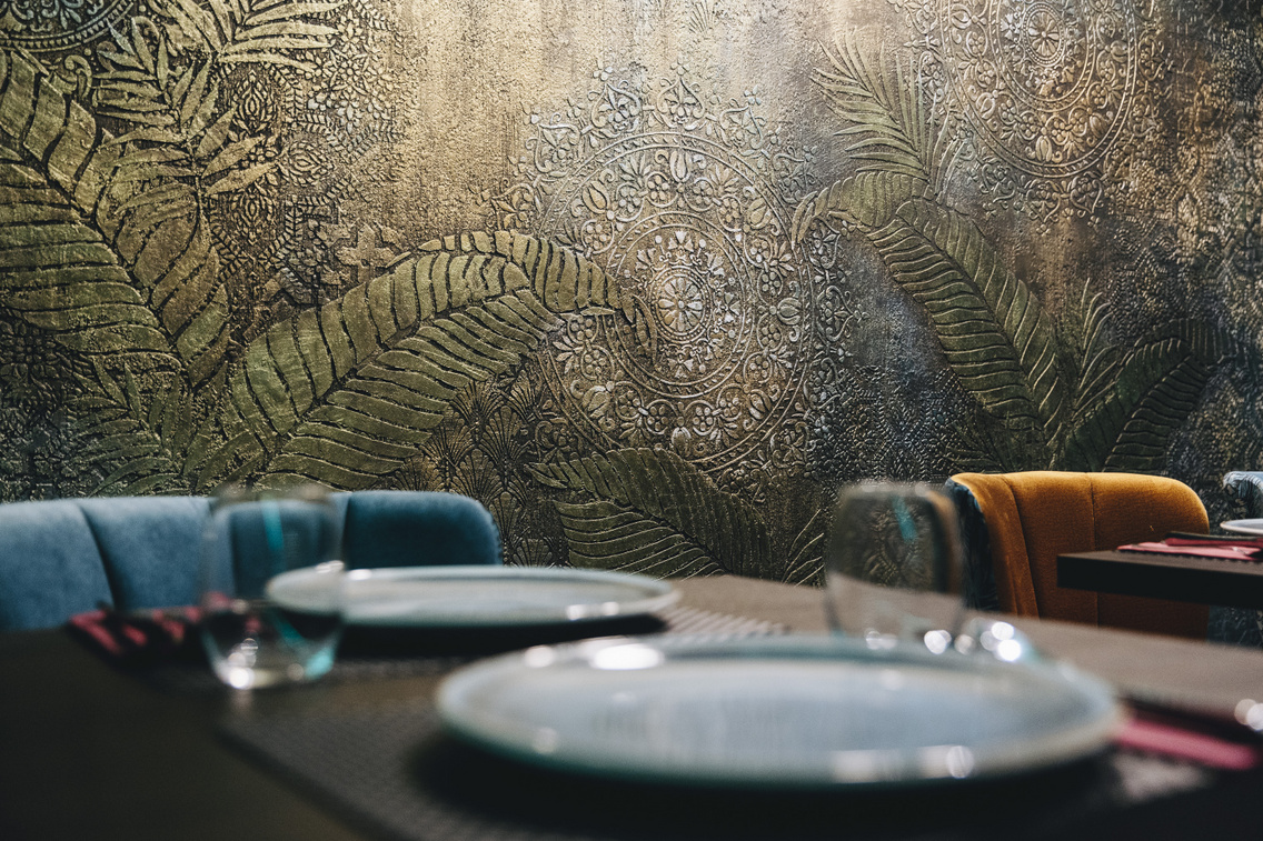 A színhasználat egyértelműen Indiát idézi