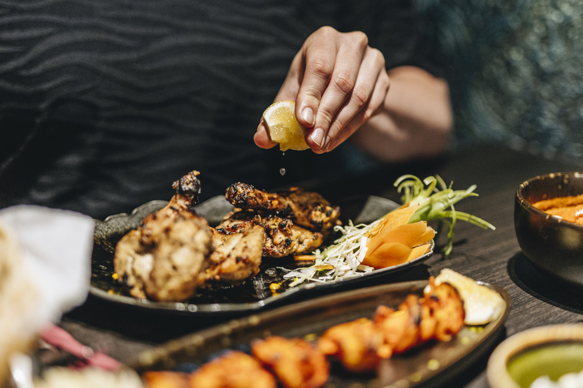 A csirkemell is szaftos marad, de közben a pirult részekből sincs hiány