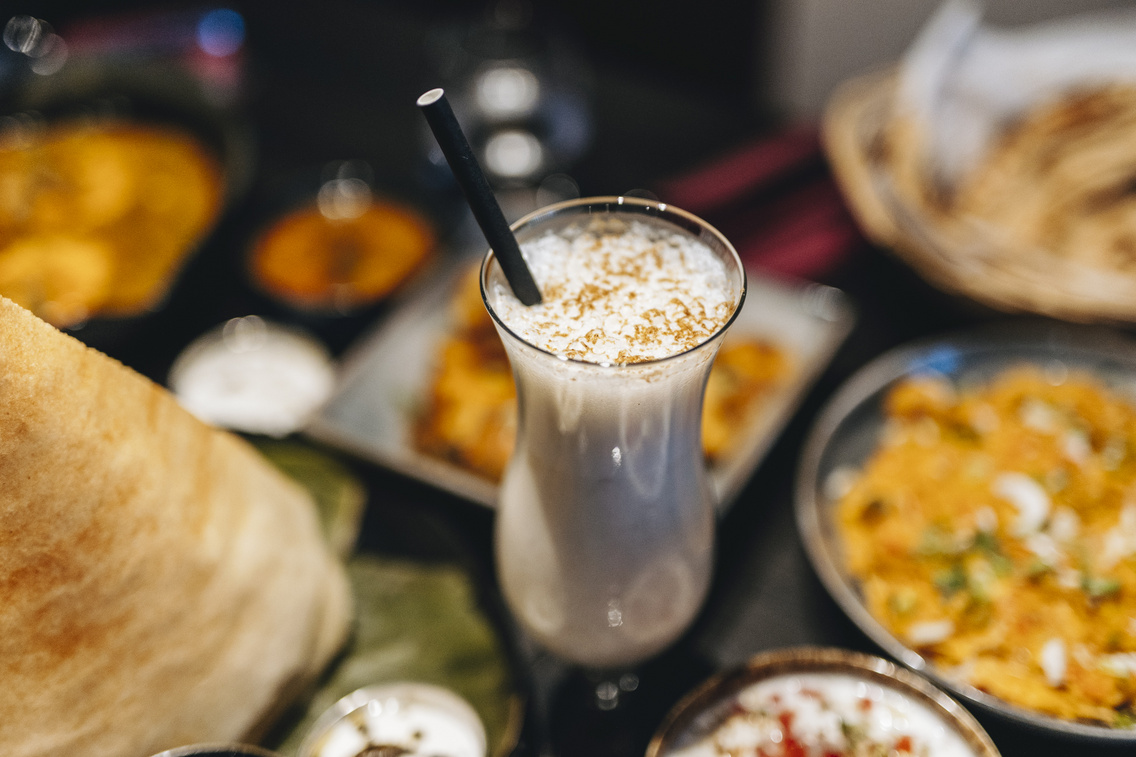 Egy leheletnyi fűszer a sós lasszi tetejére is kerül