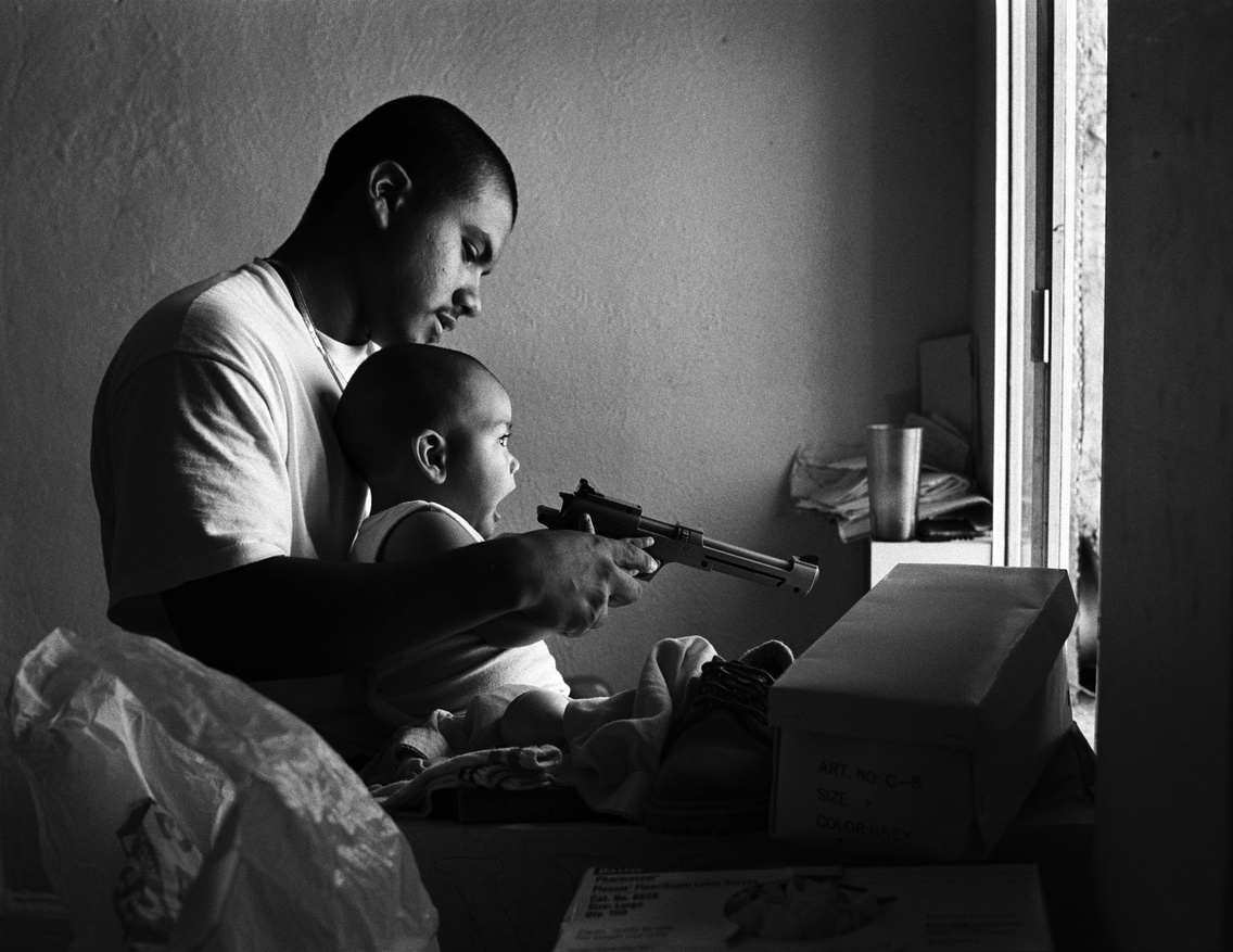 Chava tanítgatja unokaöccsét, hogy hogyan lőjön ki az ablakon, 1993