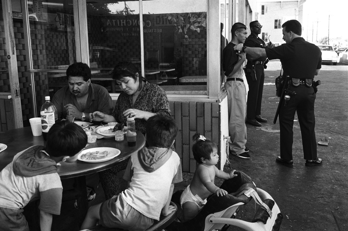 A rendőrség Louie tetoválásait ellenőrzi a bandatagok nyilvántartásában. Megállították, mert szabálytalanul kelt át az úton, és megbírságolták, 1994