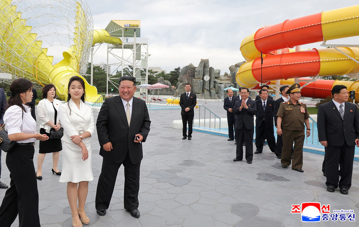 Kim Dzsongun és lánya, Kim Ju Ae a vízipark átadásán 2025. június 24-én
