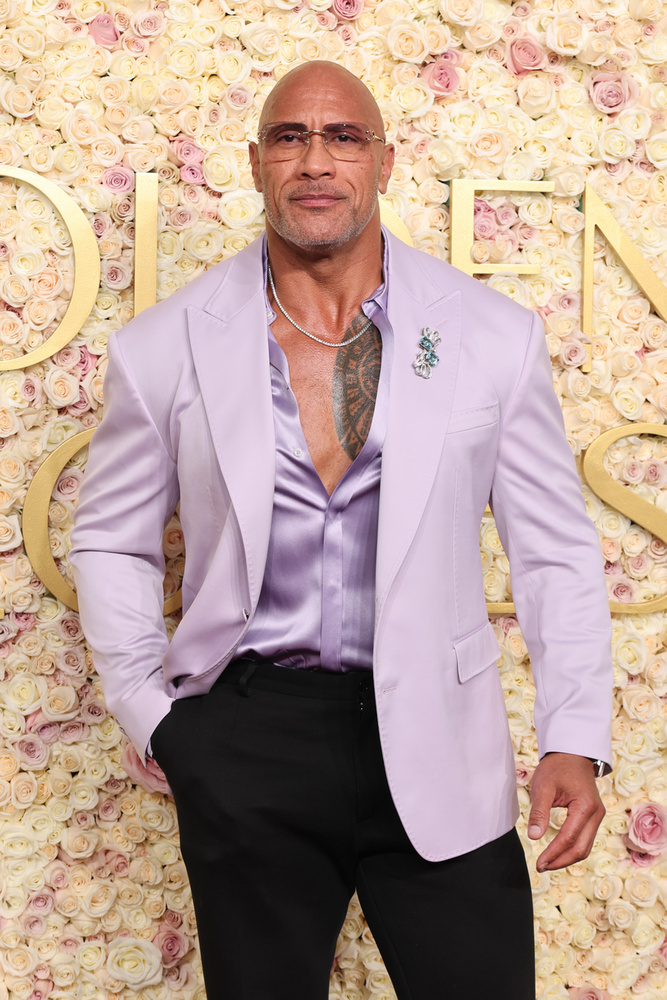 Dwayne JohnsonIgaz, Akshay Kumar megelőzte őt a három perc alatt készített legtöbb szelfi rekordjában, de Johnson így is rekorder: ő a legtöbb követővel rendelkező színész a TikTok-on, és a legtöbbet követett amerikai férfi a világon.