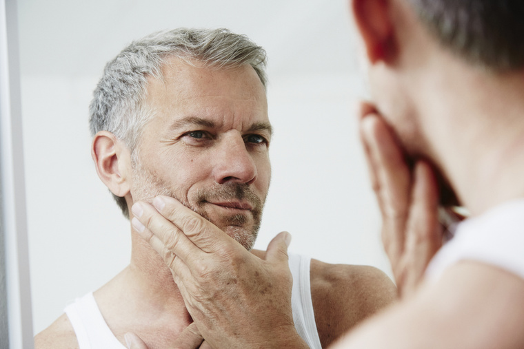 Természetes, hogy az idő múlásával a testünk változik, de mi a helyzet akkor, ha ezek a változások túl korán, túl látványosan jelennek meg? Az idő előtti öregedés mögött gyakran életmódbeli tényezők állnak: a folyamatos stressz, a helytelen táplálkozás, a dohányzás, a túlzott napsugárzás és az alváshiány mind felgyorsíthatják a szervezet öregedési folyamatait