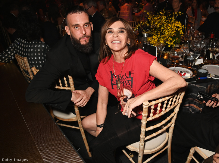 Az alapító Carine Roitfeld a divatigazgatói, fia, Restoin Roitfeld pedig a főszerkesztői posztot tölti be
