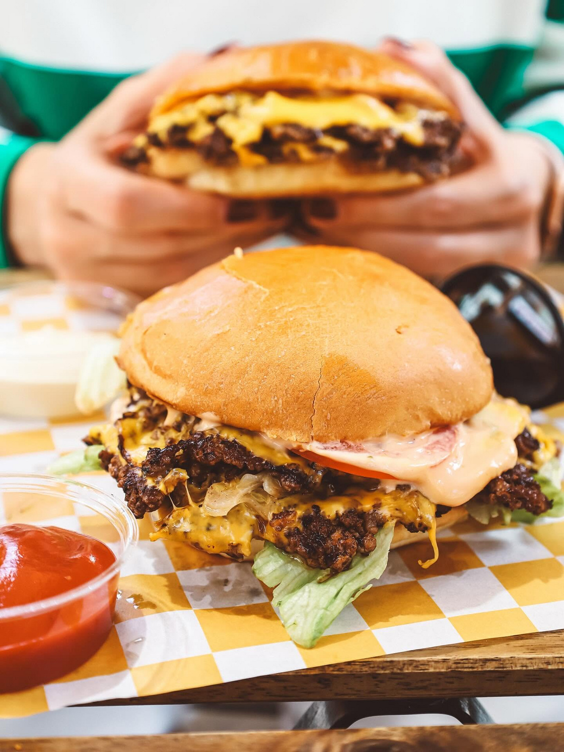 A karamellizálódott hagyma teszi extrán ütőssé a Fini′Z burgereit